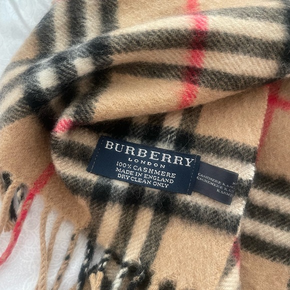 Authentic Burberry 100% Cashmere Scarf - Picture 2 of 2
